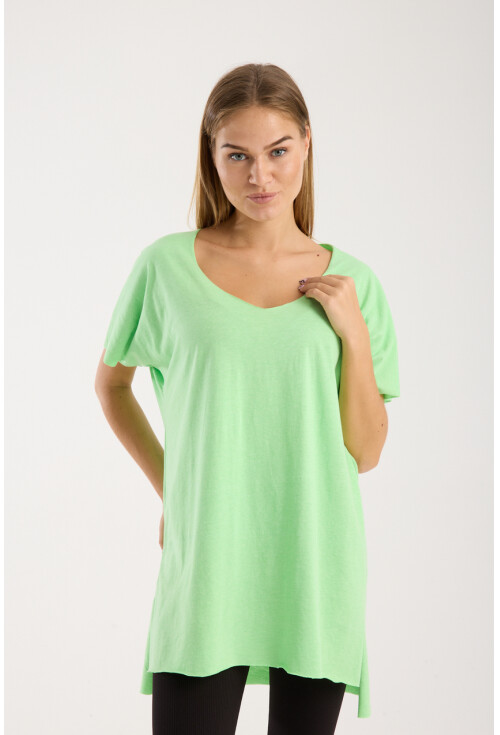 Kadın V Yaka Yırtmaçlı Oversize Basic Tişört